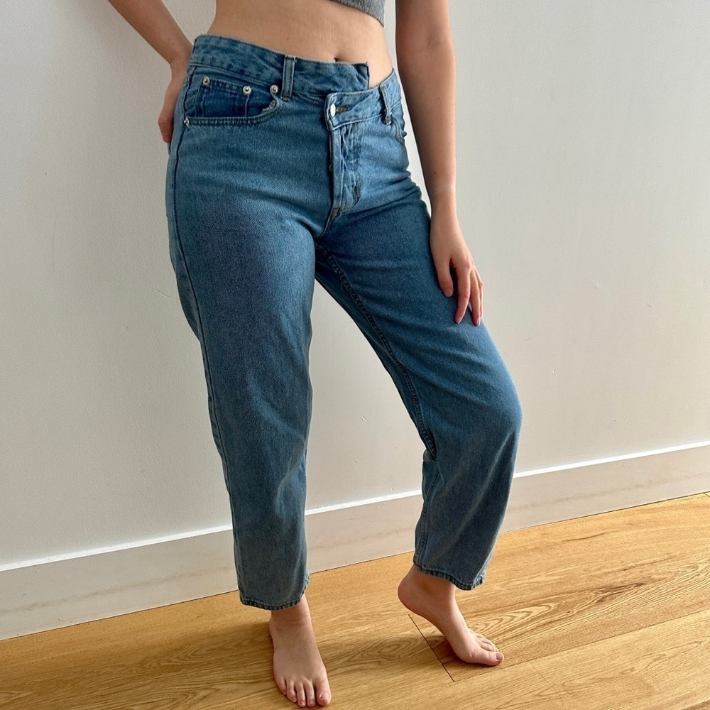 CRISS CROSS  BUTTON FRONT MID RISE JEANS - M